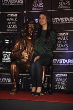 Kareena Kapoor unveil UTVstars Walk of the Stars in Taj Land_s End, Mumbai on 28th March 2012 (48).JPG
